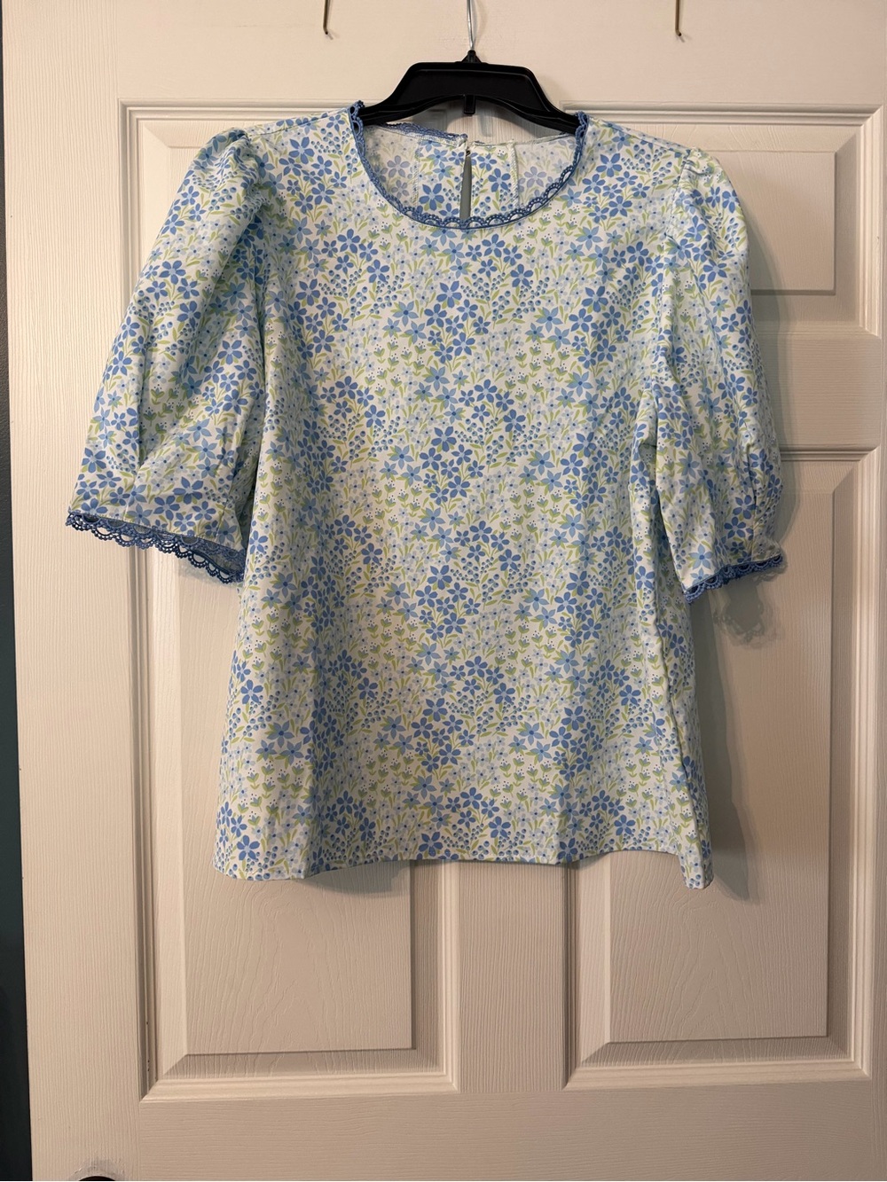 NWT!Blue Floral Puff-Sleeve Women's Top